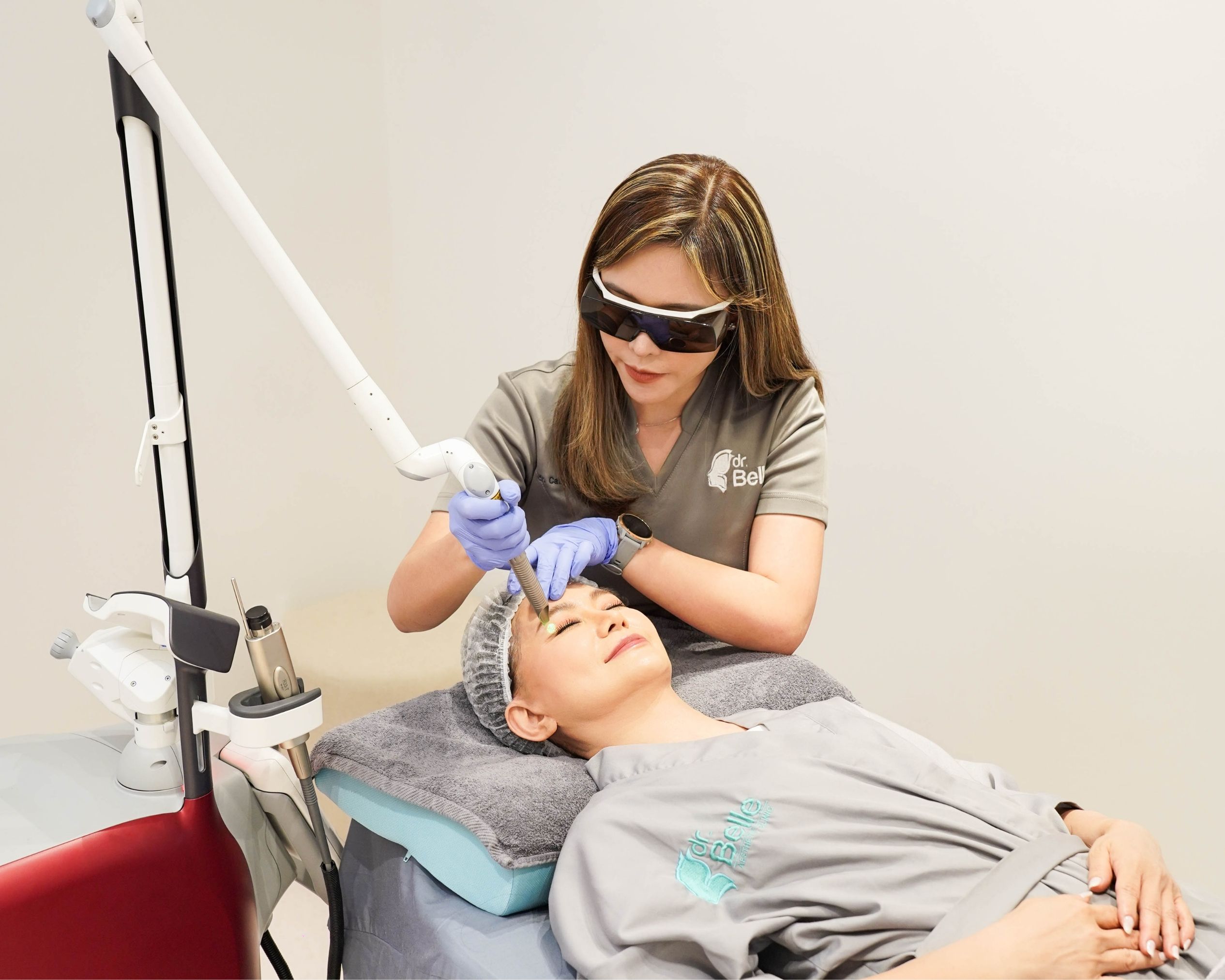 Dokter dr. Belle melakukan Fotona Laser Treatment